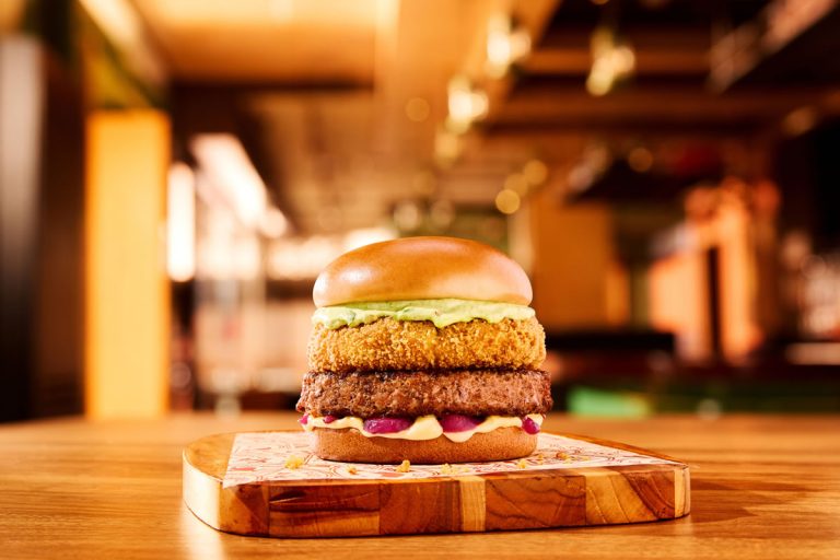 catupiry-madness-burger-esta-de-volta-ao-menu-do-outback-ate-o-dia-10-de-maio